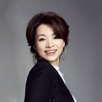 董卿跪地采访 谦卑中藏高贵 从容间现底蕴