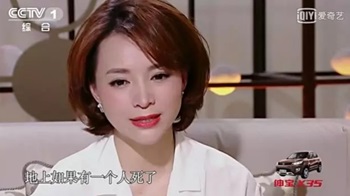 董卿跪地采访 谦卑中藏高贵 从容间现底蕴