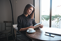 向员工发放实物、购物卡等是否需要扣缴个税？