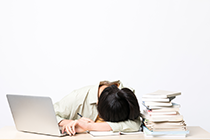 减免企业社保费，企业是否不用再给员工缴社保了？