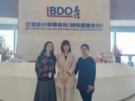 就业导师与立信HR合影留念 就业导师与立信HR合影留念