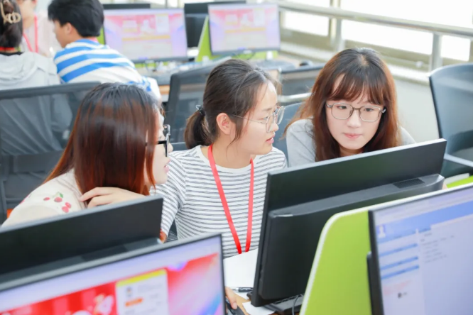 参赛选手进行“财税实务知识竞答”环节比赛1